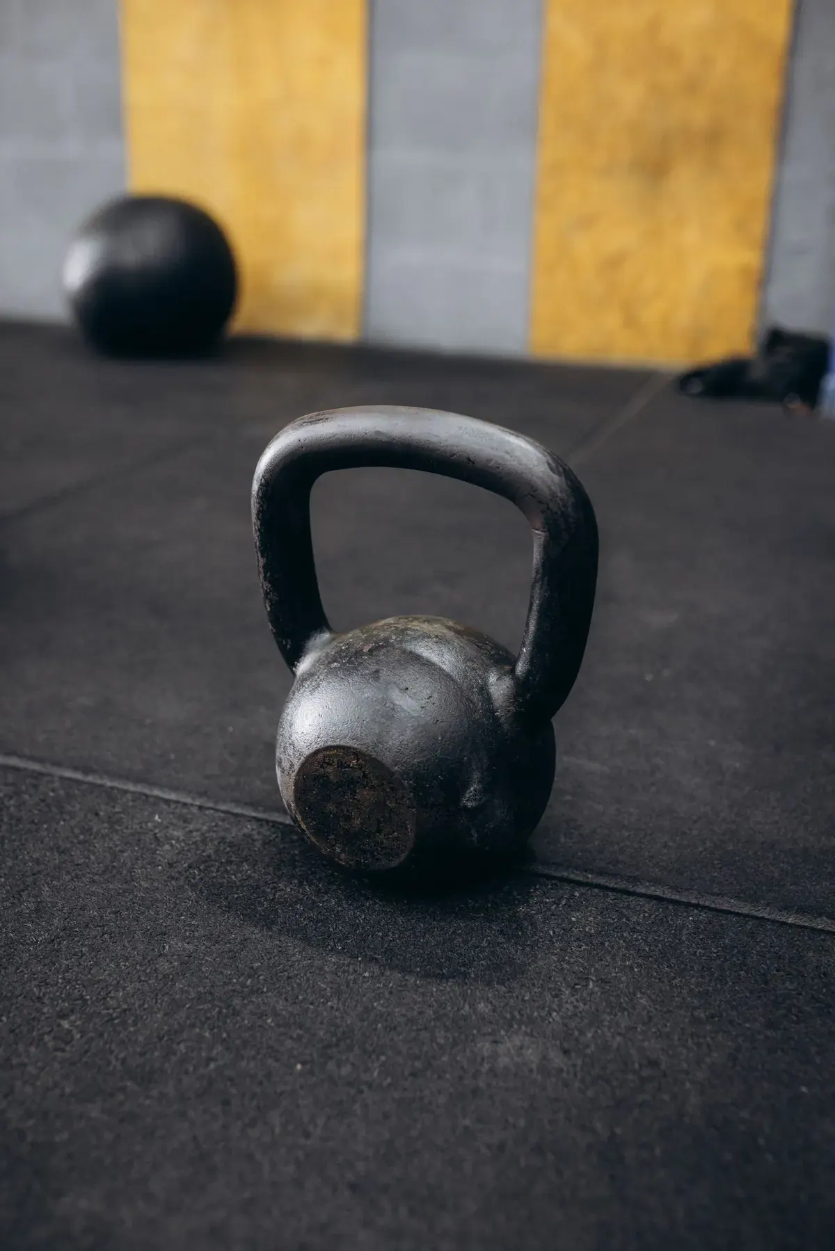 Mujer entrenando fuerza durante la menopausia